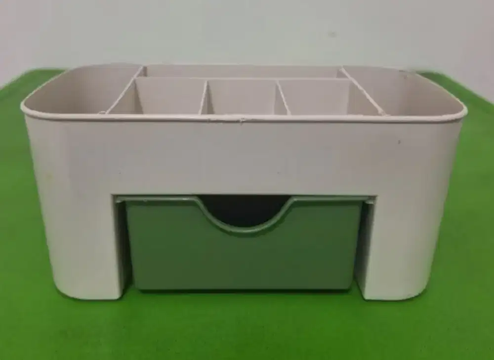 Tempat kosmetik bekas