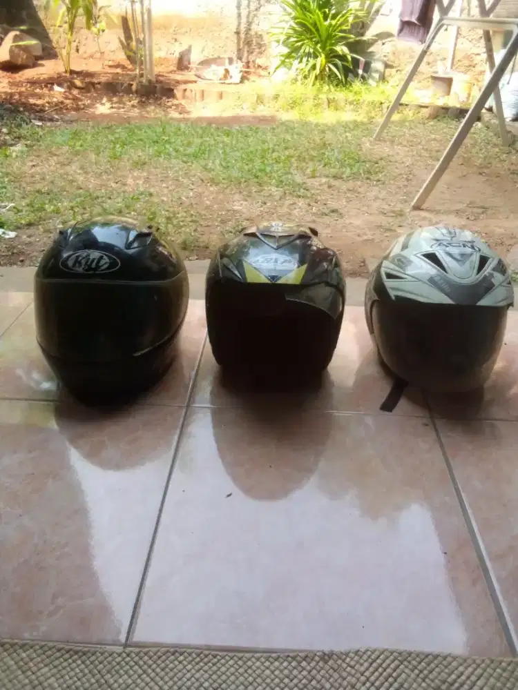 Jual aja helem ada 3 buah Merek Al : Kyt .bap.agn .jual apa adanya