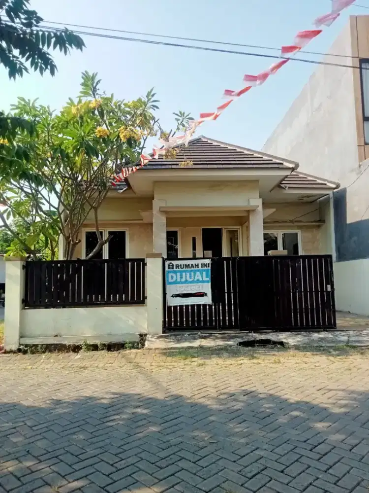 Rumah hoek/pojok lantai granit, kamar tidur luas,lebar jalan 8m.