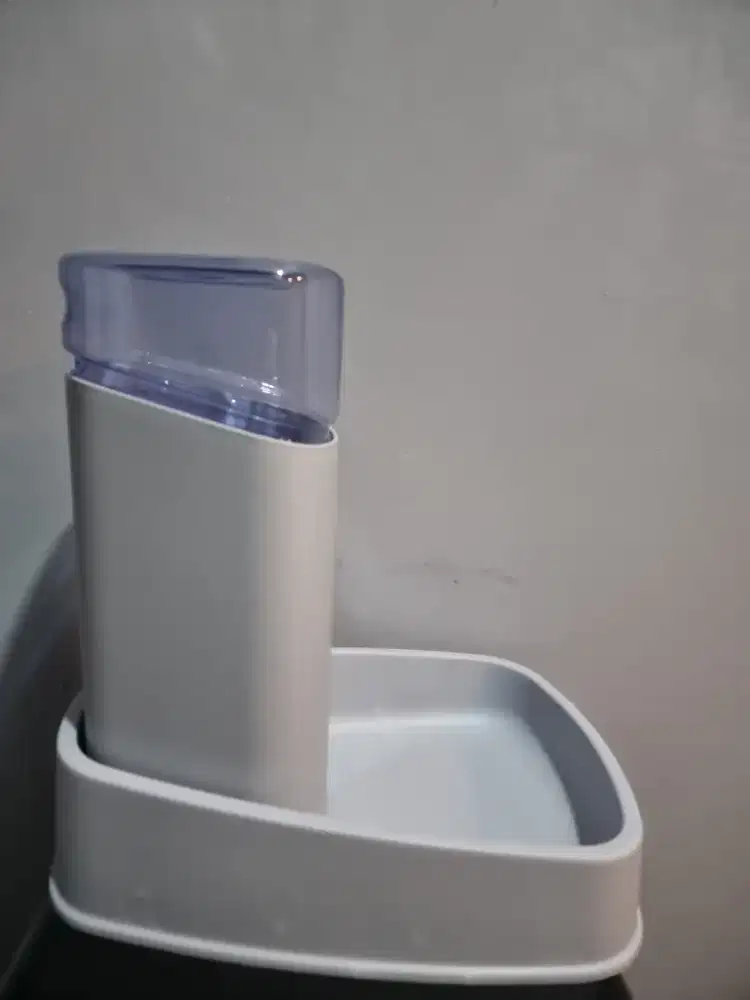 Dispenser Minum Kucing