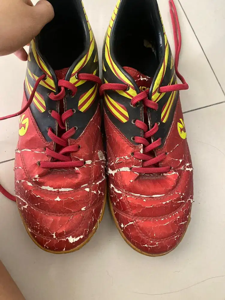 SEPATU FUTSAL MERAH