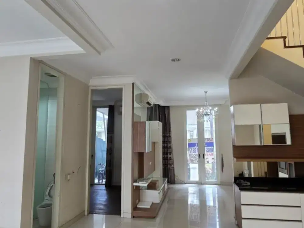 Dijual rumah pakuwon indah LARIZ , Surabaya barat