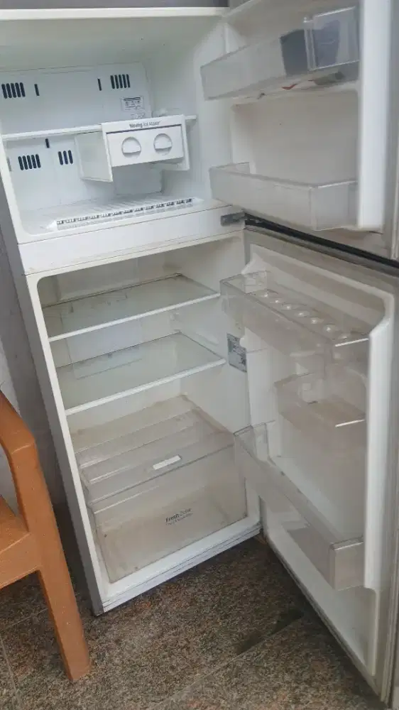 dijual kulkas 2 pintu, nasinya hidup  tapi gak dingin