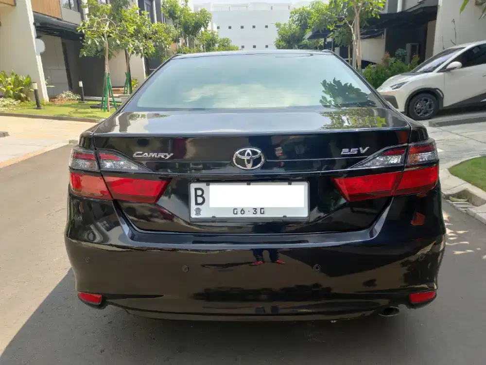 Dijual Toyota Camry V 2.5 AT 2015