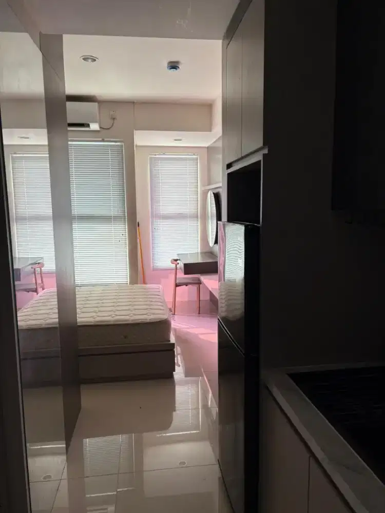 Apartemen nyaman, samping stasiun KRL, tinggal bawa koper pribadi
