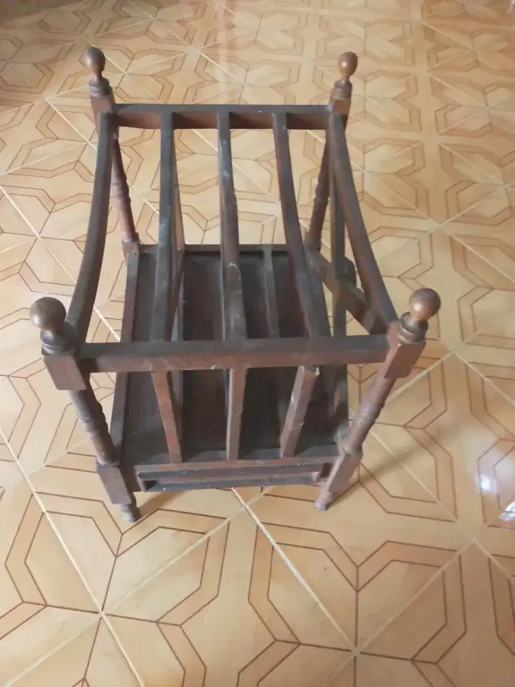 Rak koran antik dari kayu