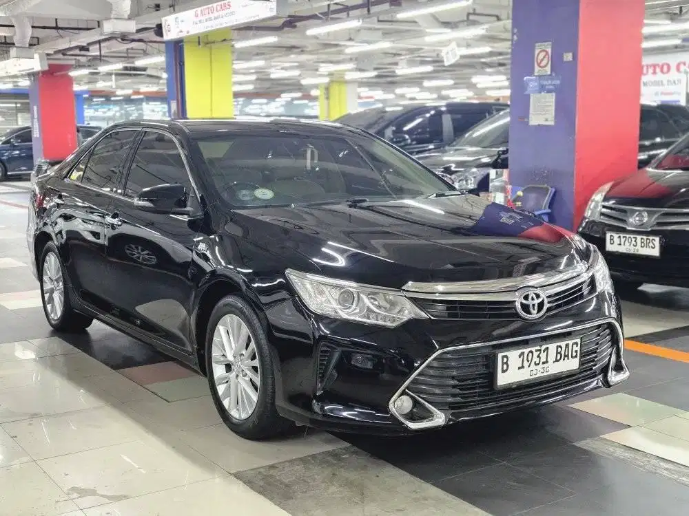 Toyota Camry V hitam 2017