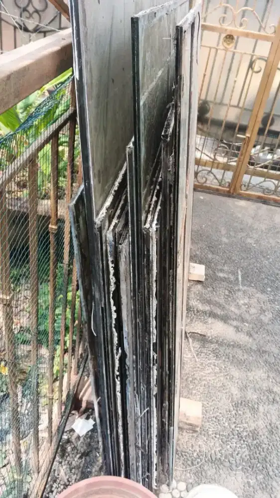 Kaca tempered 12mm ada 24 lembar