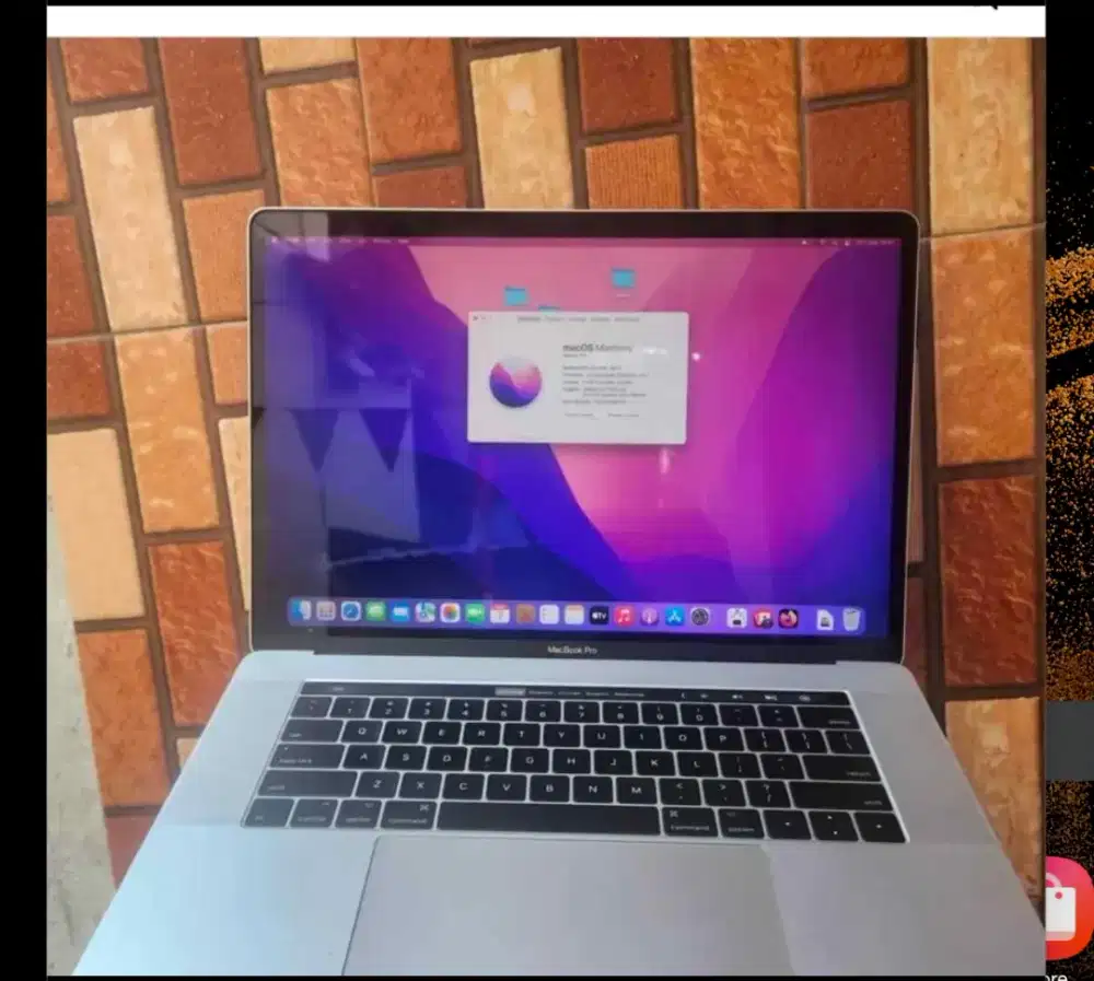 Macbook pro 15 core i7 16GB 256GB 2017 Touchbar dual VGA
