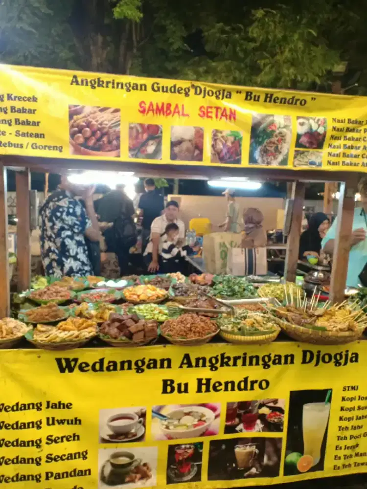 Karyawan angkringan merangkap membawa mobil