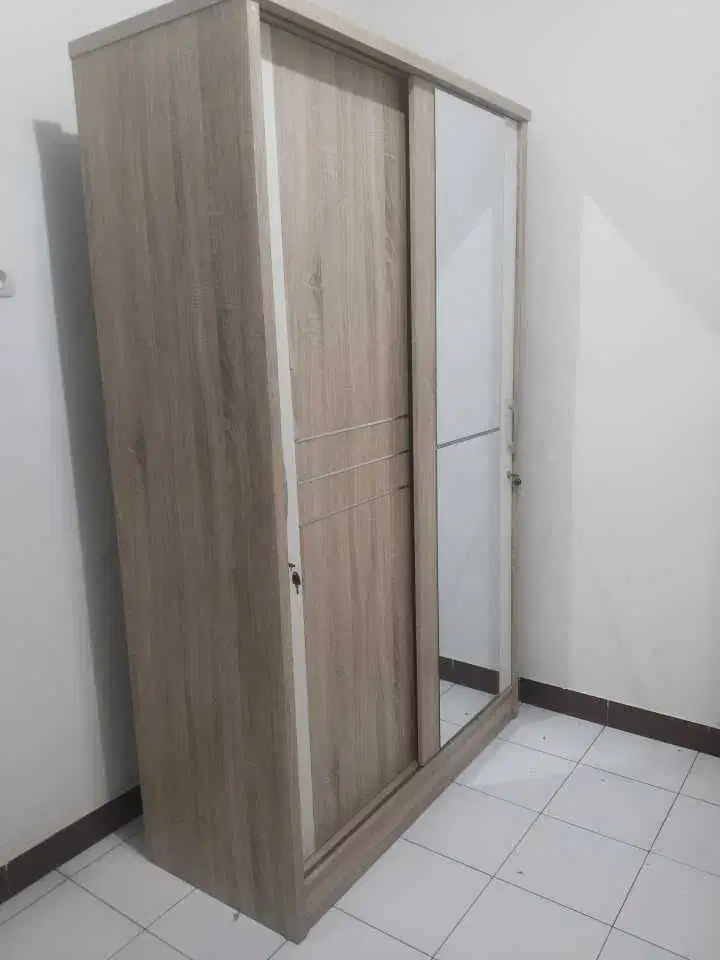 Lemari Pakaian dan Kasur