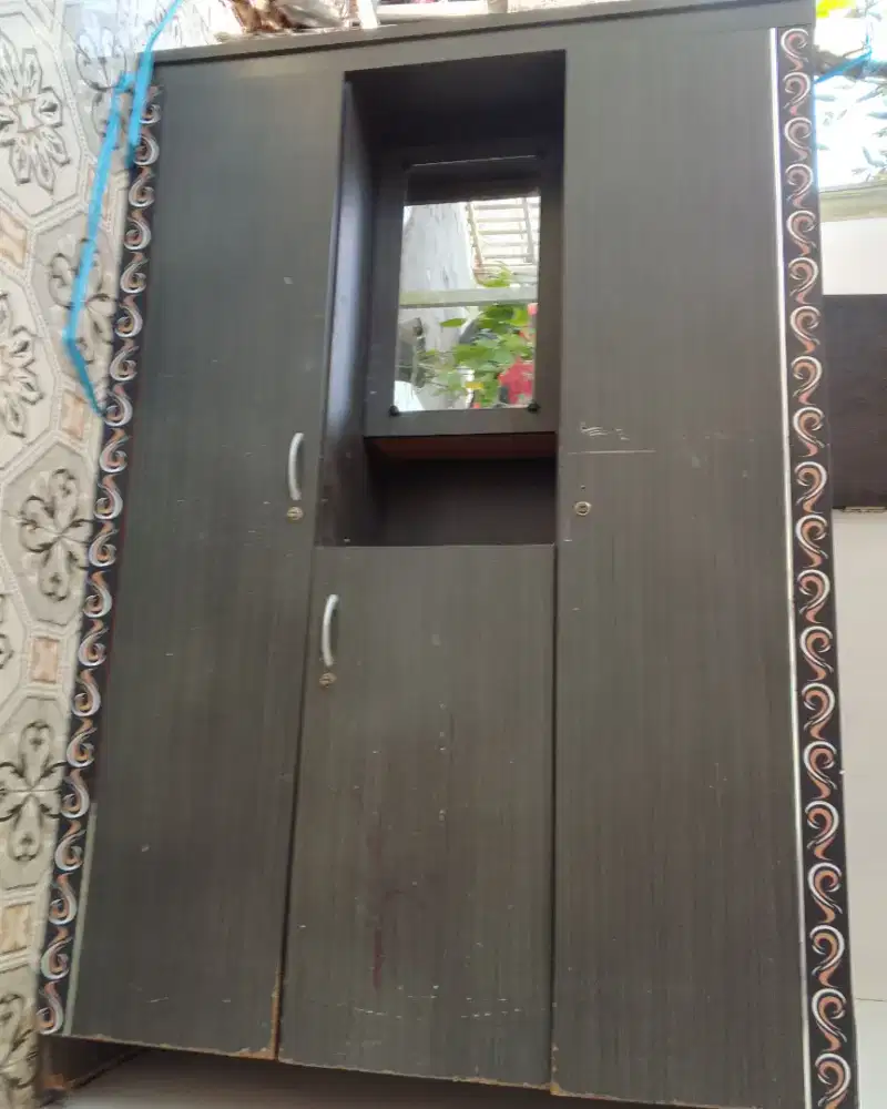 Lemari pakaian 3 pintu