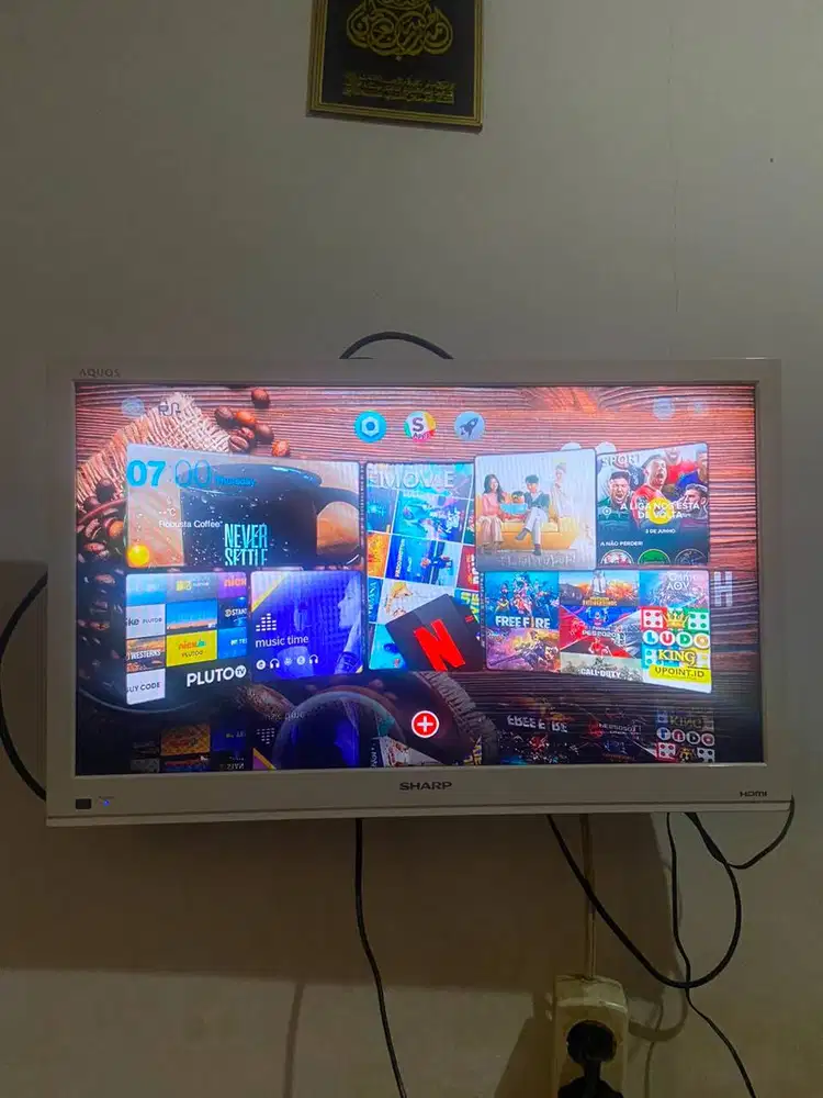 dijual TV sharp 24 inch, plus braket dan STB