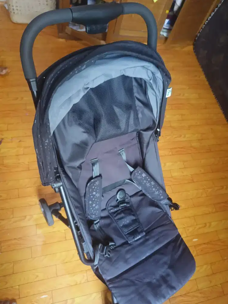 Stroller anak warna hitam