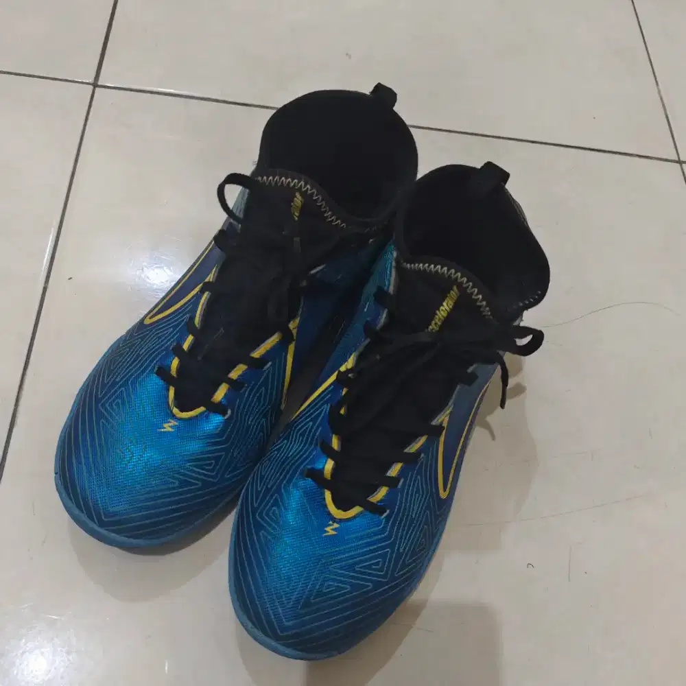 Sepatu futsal anak laki insole 35 merek spec