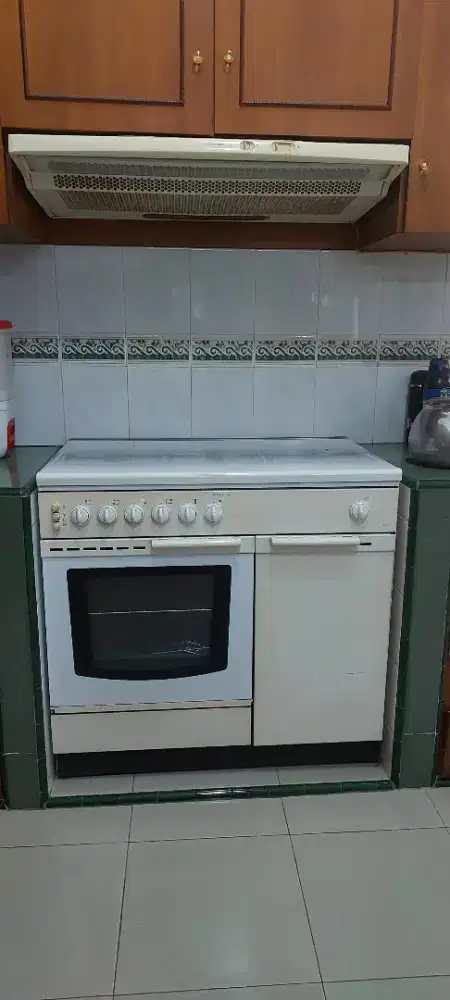 Dijual electrolux standing stove beserta kitchen exhaust fan 1 set