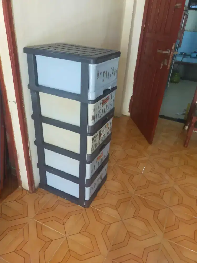 Lemari pakaian plastik