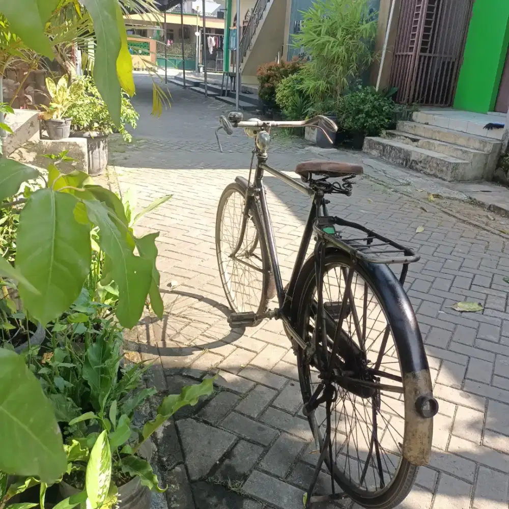 Sepeda onthel polisi