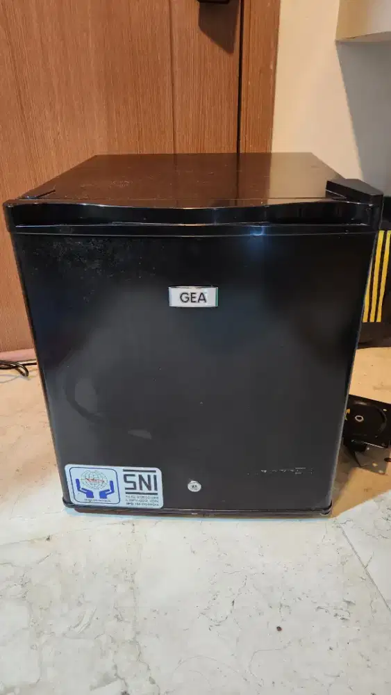 KULKAS MINIBAR GEA 46L
