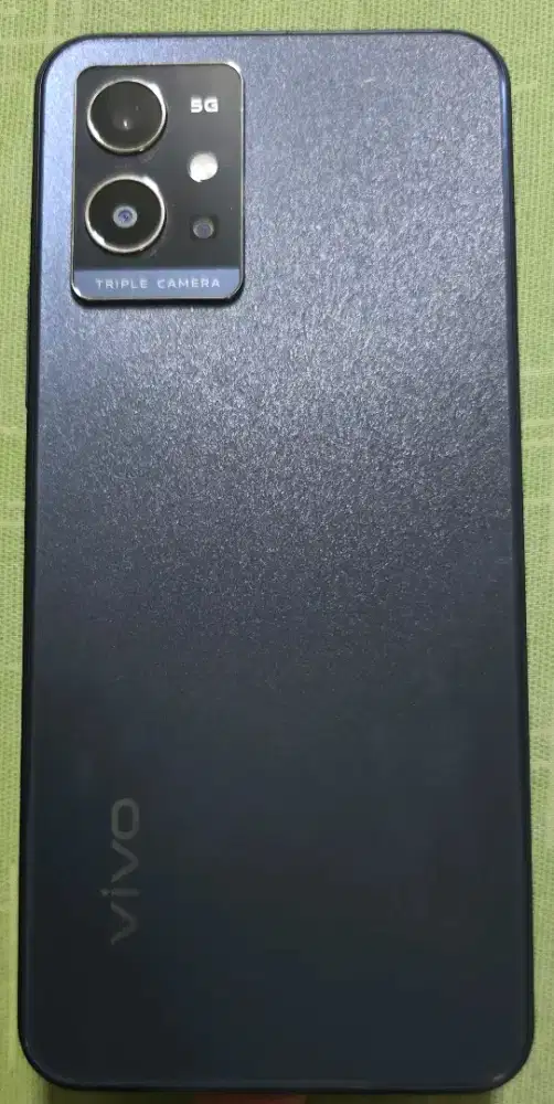 Dijual HP VIVO Y75 5G, kondisi mulus. like new. Nego sampai jadi.