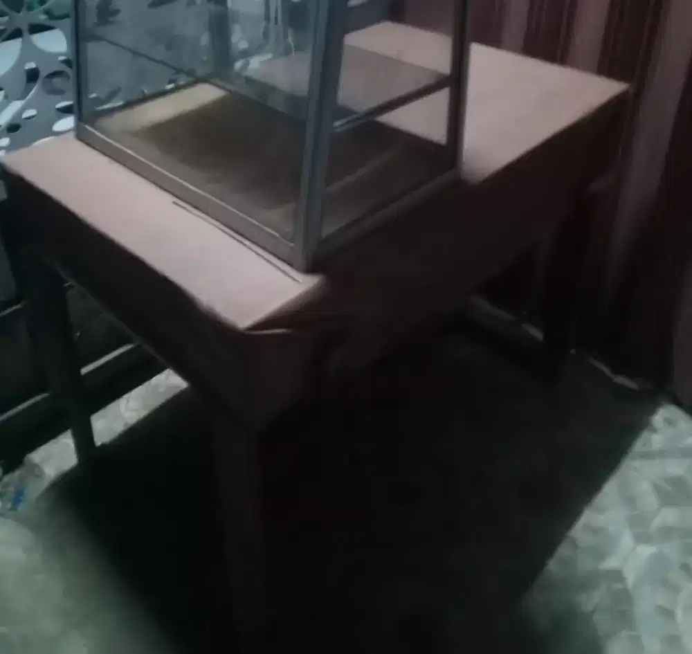 Di jual etalase dan 3 meja