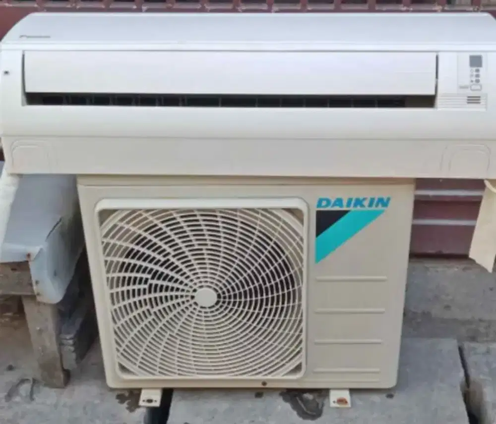 Jual ac daikin r 32 lowatt 1 pk 700 watt kondisi 95% ori semua