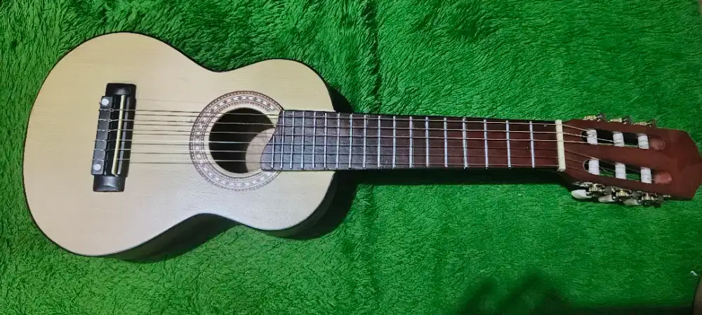 Gitar akustik mini