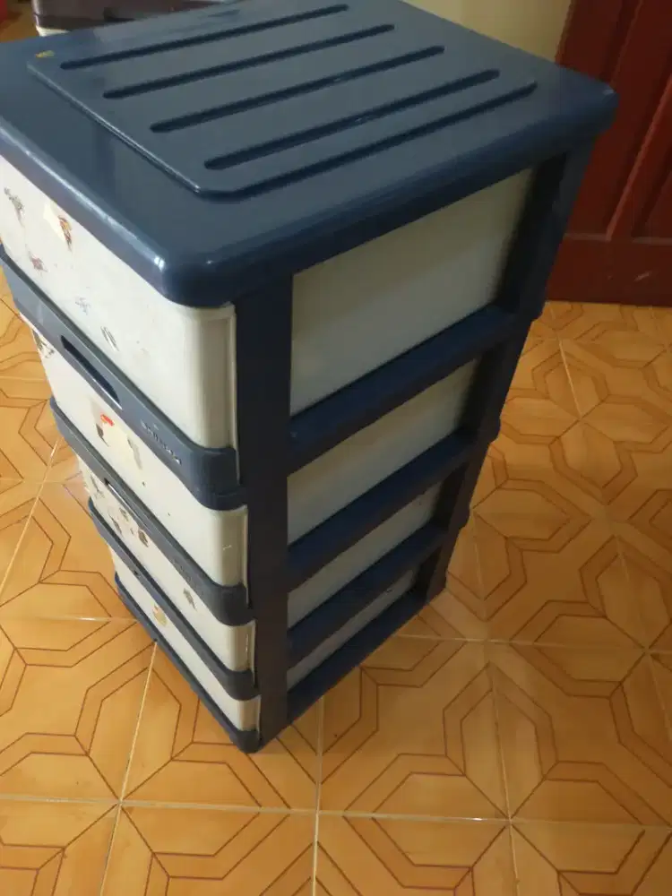Lemari pakaian plastik