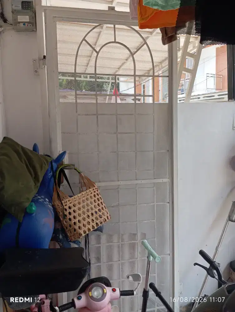 Pintu tralis putih tidak dipakai