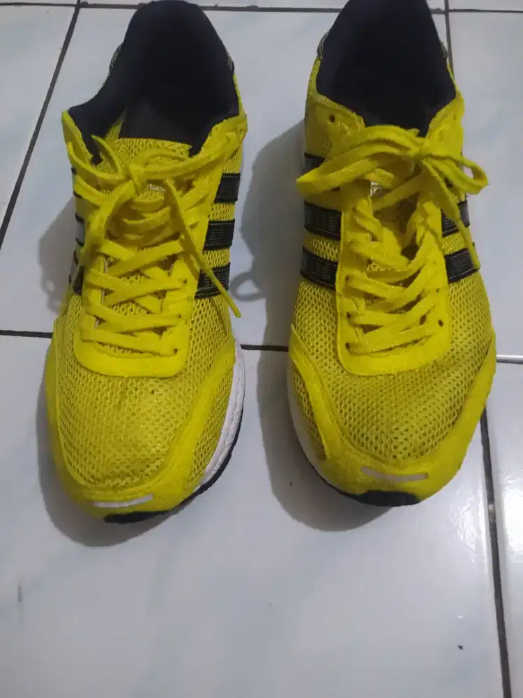 Sepatu olah raga merk Adidas Adizero original