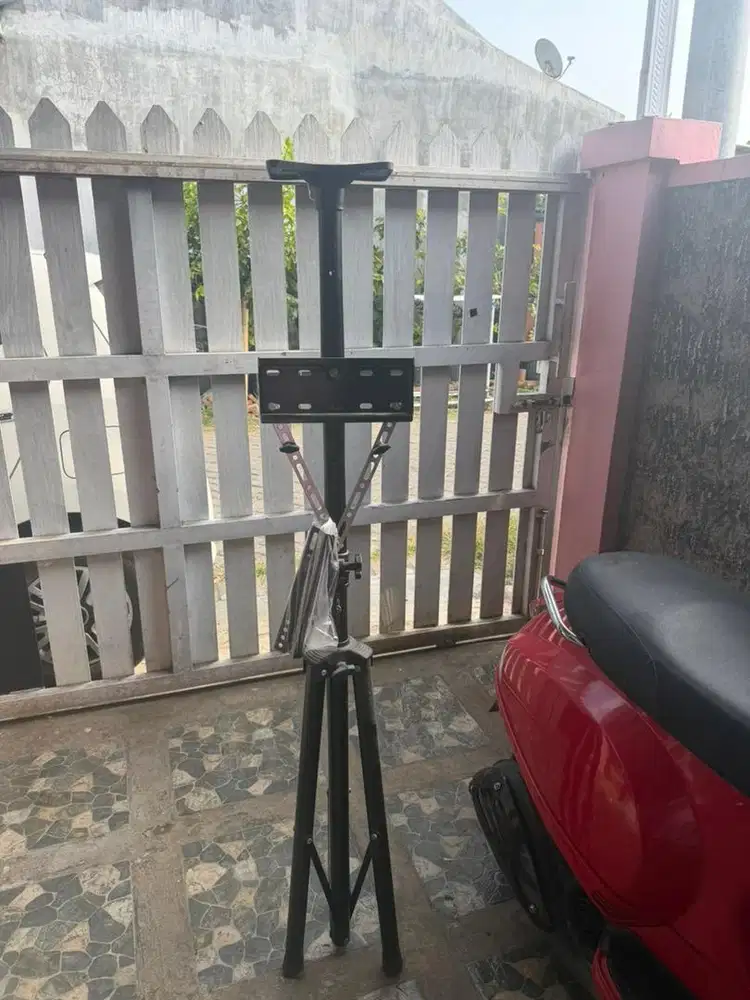 BUC . Jual tripod tv . Kondisi like new . No minus