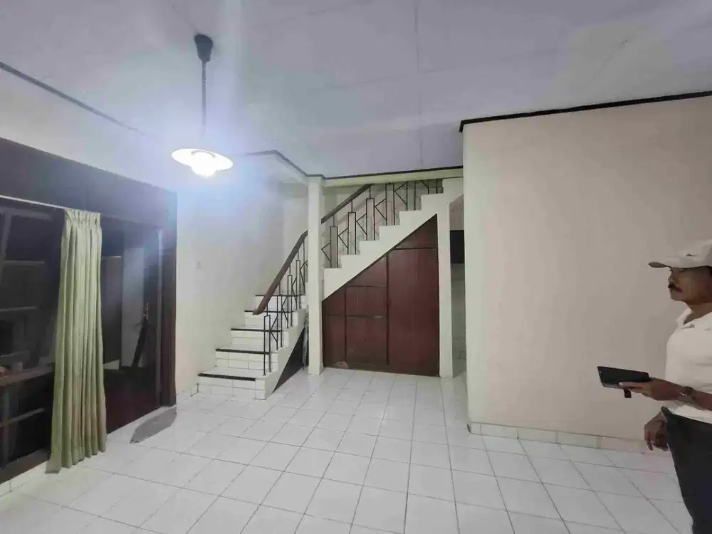 Rumah bagus, siap huni, rapi, berpih, sangat dtrategis, dekat tol.
