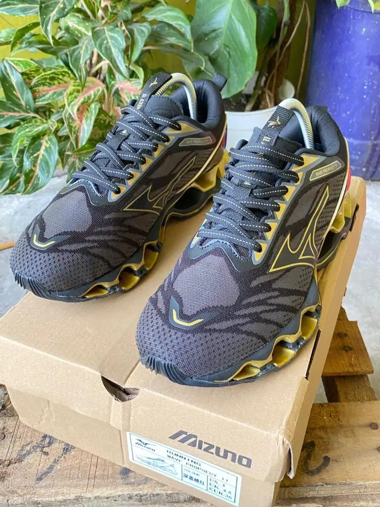 SEPATU PADEL BADMINTON RUNNING MIZUNO UK 41