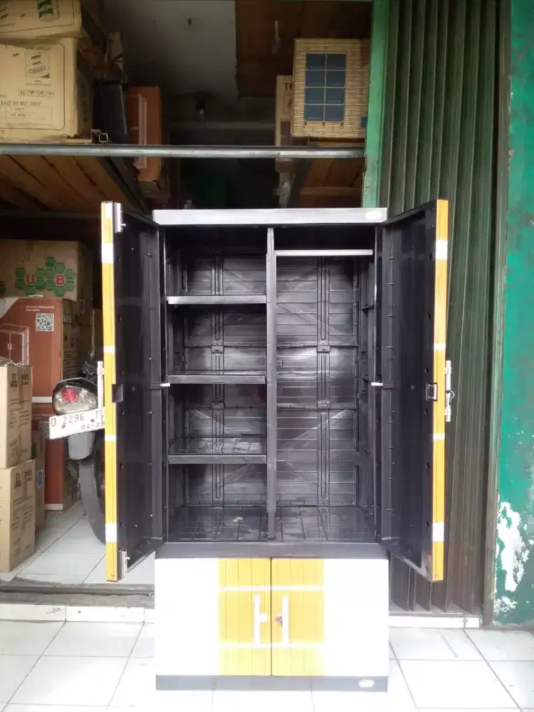 lemari plastik gantung