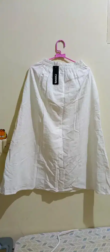 Rok panjang, wanita.Ukuran M atau 28-30.Masih baru gress.warna putih.