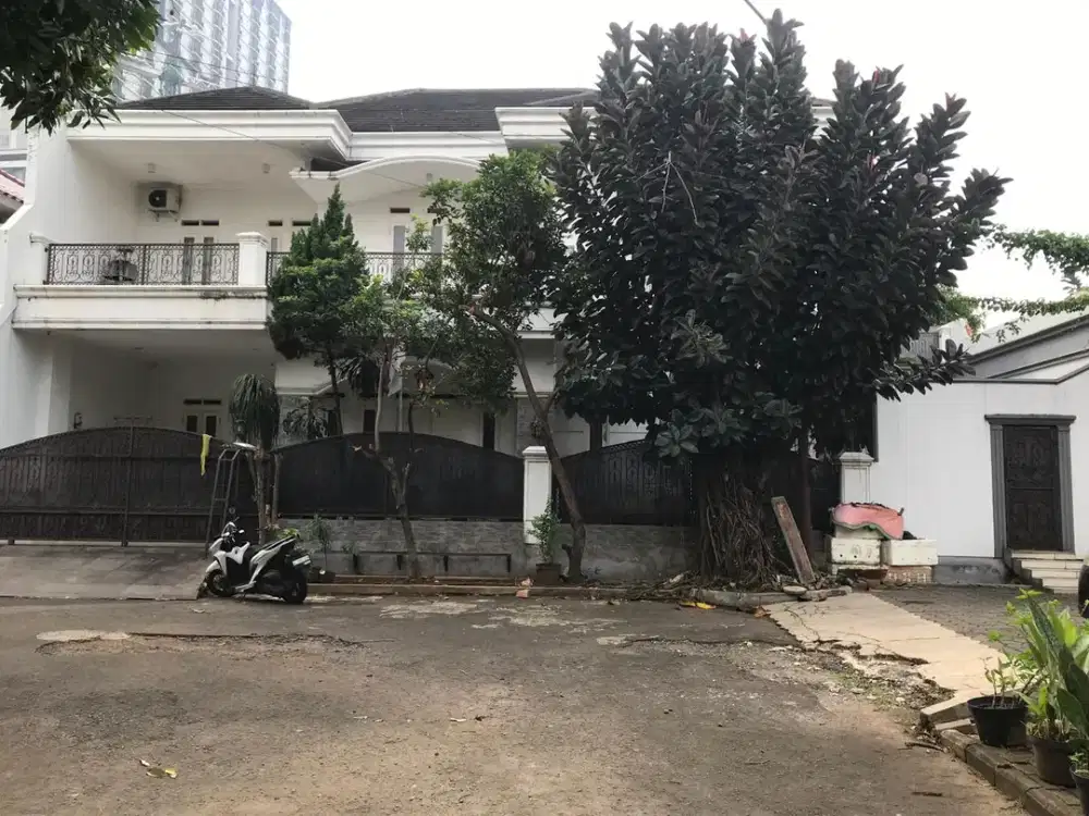 Rumah 2,5 Lantai 6+1 Kamar Kolam Renang di Sektor 3A