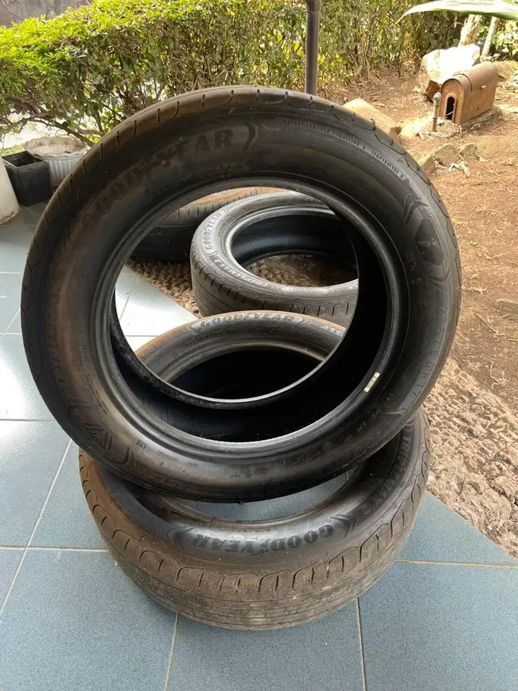 Ban Goodyear Assurance R17 215/60