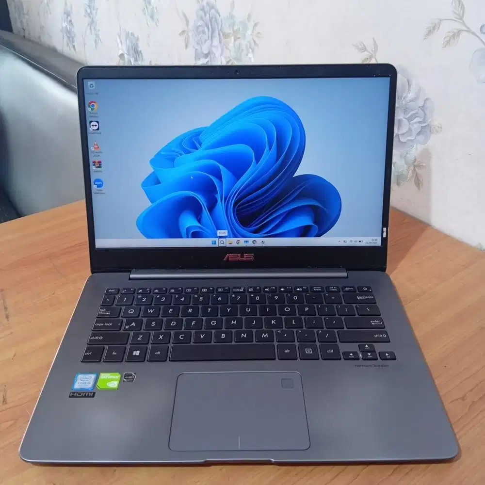 *ASUS ZenBook UX430UNR*