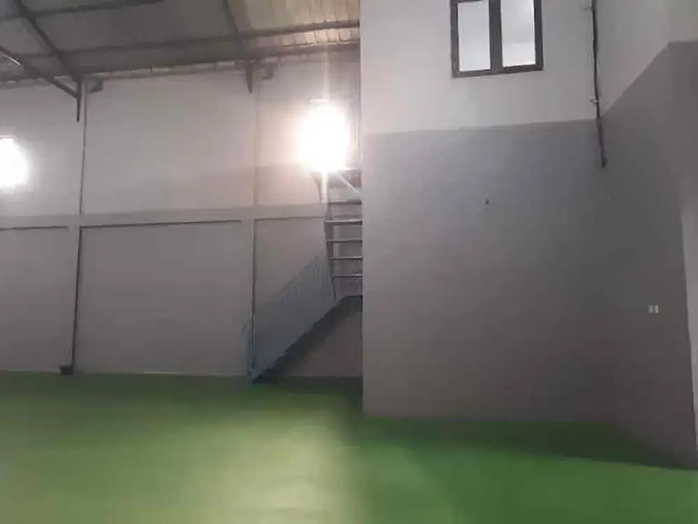 Disewakan Gudang Dengan Lantai Epoxy Bersih Dan Rapih Di Mustika Jaya. Kota Bekasi