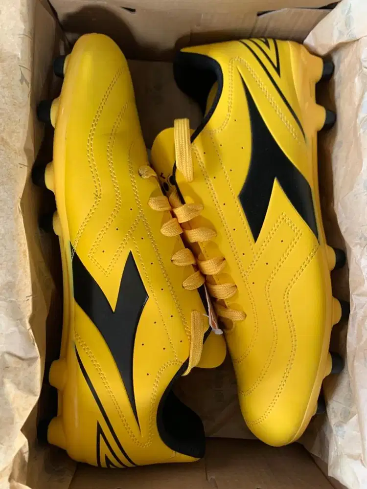 Sepatu bola Diadora size 45 fit 44