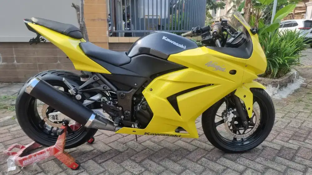 KAWASAKI NINJA 250 R CARBU 2010 - KM 27RB, ANTIK SEPERTI BARU !!!