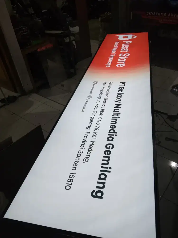 Papan nama indor dan outdor