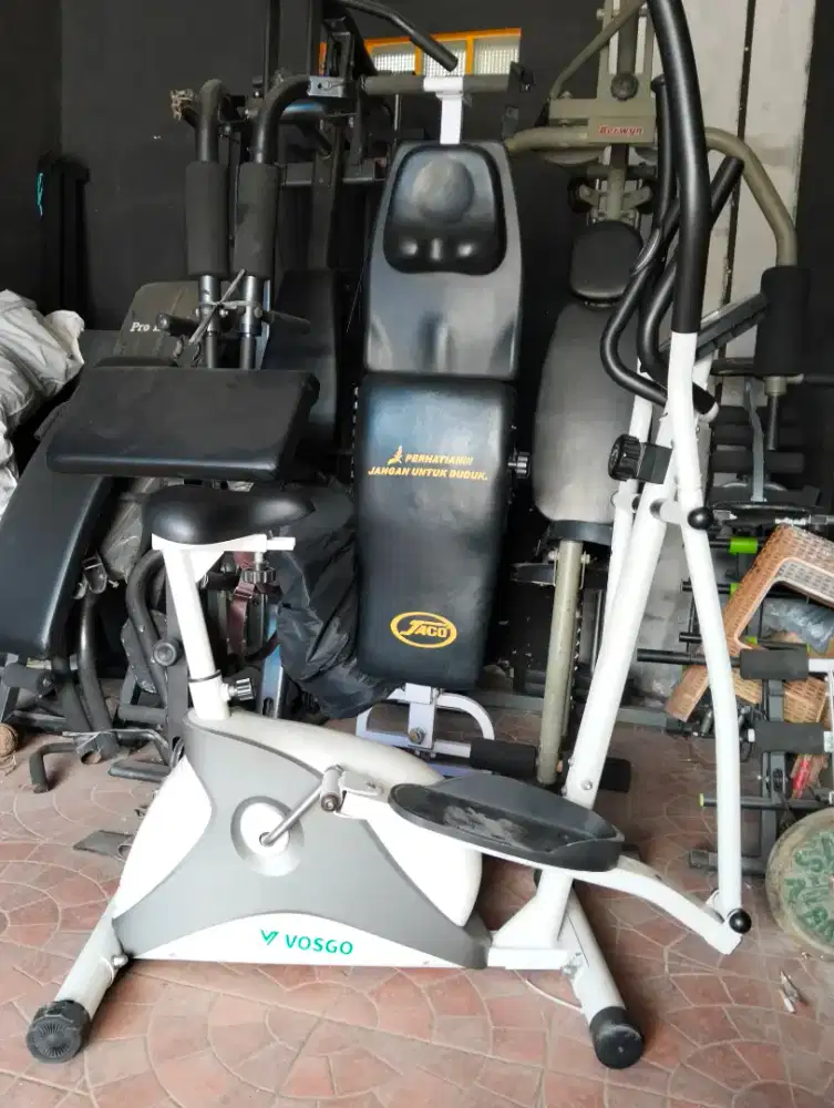Sepeda statis elliptical. Alat olahraga fitnes gym