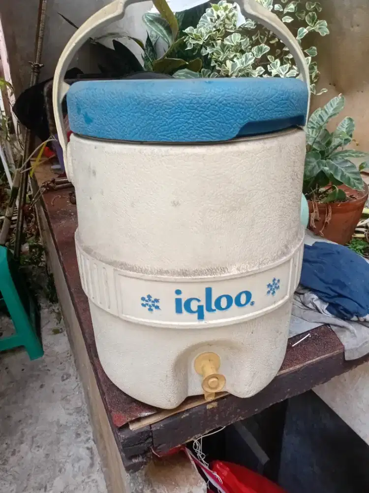 Water dispenser iglo vintage