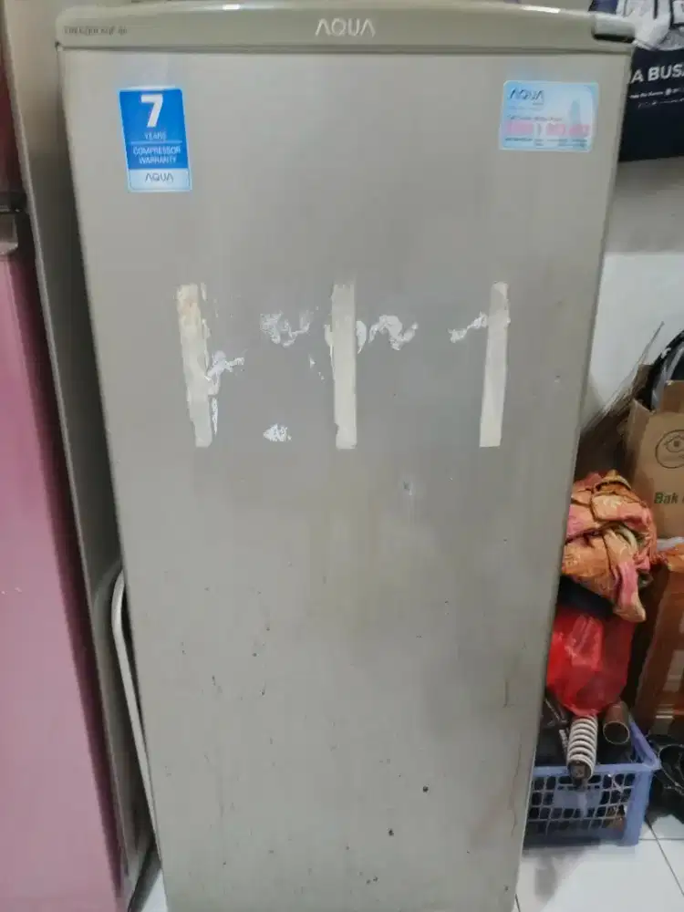 Freezer es batu merek Aqua