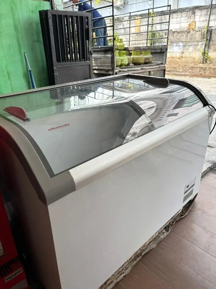 Freezer ukuran 62kg