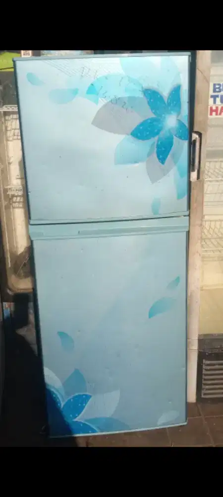 Kulkas Sharp 2pintu dingin normal