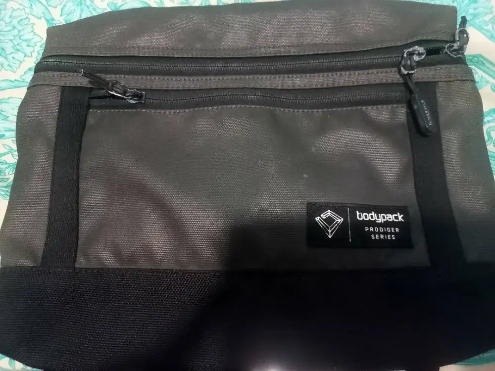 tas bodypack hitam