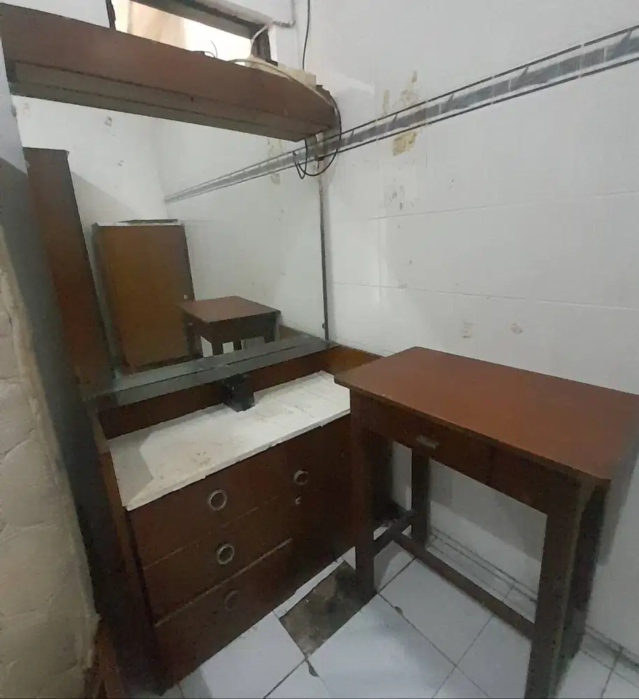 meja, kursi anyaman dan almari baju & dipan (tempat tidur kayu)