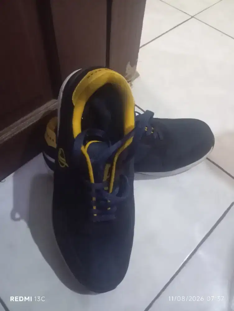 Sepatu safety sporty